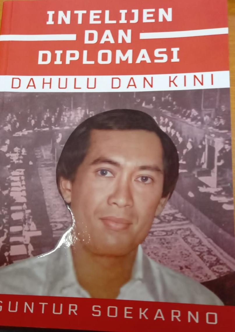 Cover Intelijen dan Diplomasi :  Dahulu dan Kini / Guntur Soekarno
