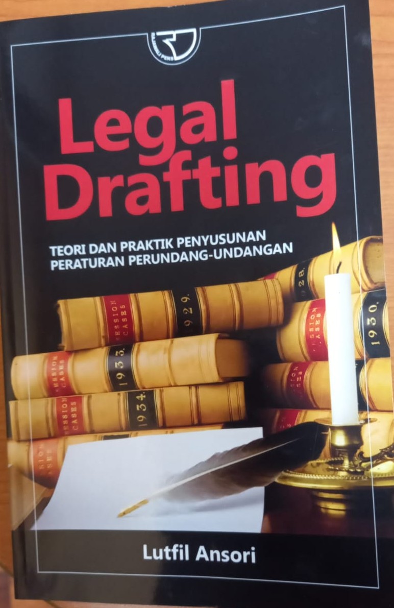Cover Legal drafting :  Teori dan praktik penyusunan peraturan perundang-Undangan / Lutfil Ansori