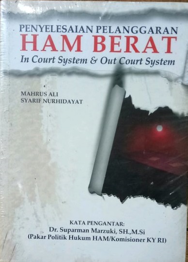 Cover Penyelesaian Pelanggaran HAM Berat :  in court system & out court system / Mahrus Ali dan Syarif Nurhidayat